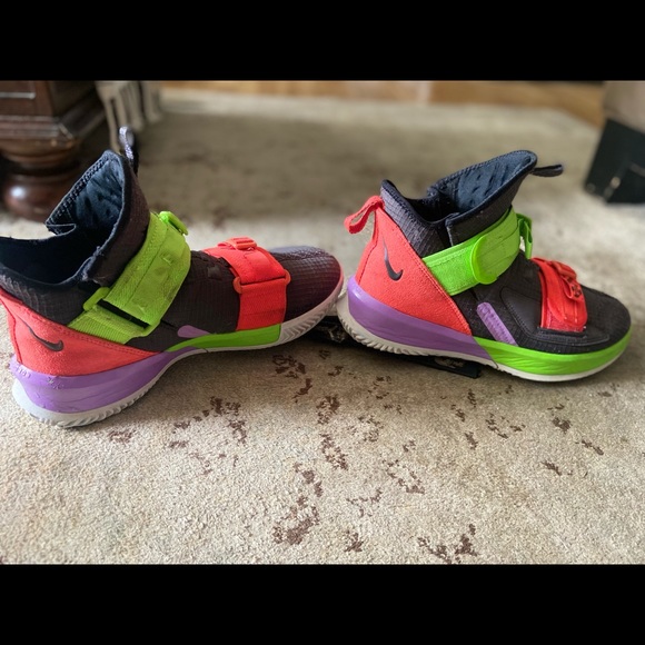 NIKE AR4225-002 LEBRON SOLDIER 13 THUNDER BRIGHT CRIMSON ELECTRIC GREEN, size 7 - Picture 6 of 9